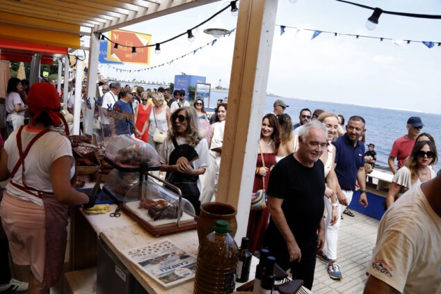 «Tenéis que estar orgullosos de vuestra cocina»: Ferran Adrià rinde homenaje al D*na Festival en Dénia 24 inauguracion del dna festival 2026 21