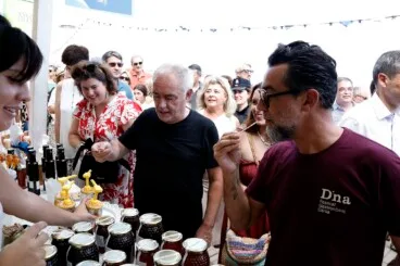 Ferran Adrià y Quique Dacosta prueban miel artesanal en uno de los estands de la Marineta Cassiana