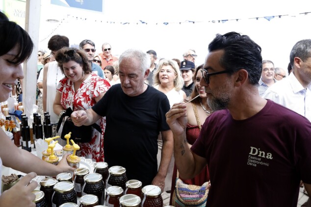 «Tenéis que estar orgullosos de vuestra cocina»: Ferran Adrià rinde homenaje al D*na Festival en Dénia 2 Imagen: Ferran Adrià y Quique Dacosta prueban miel artesanal en uno de los estands de la Marineta Cassiana