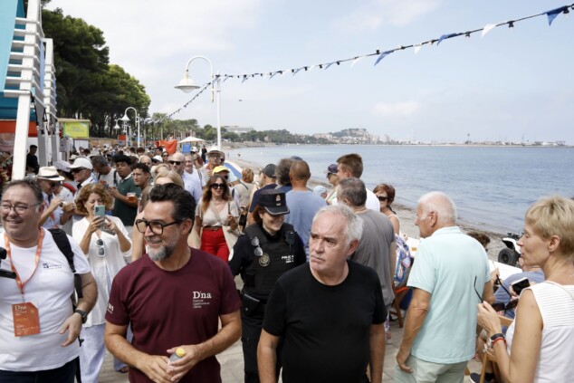 «Tenéis que estar orgullosos de vuestra cocina»: Ferran Adrià rinde homenaje al D*na Festival en Dénia 32 inauguracion del dna festival 2026 30