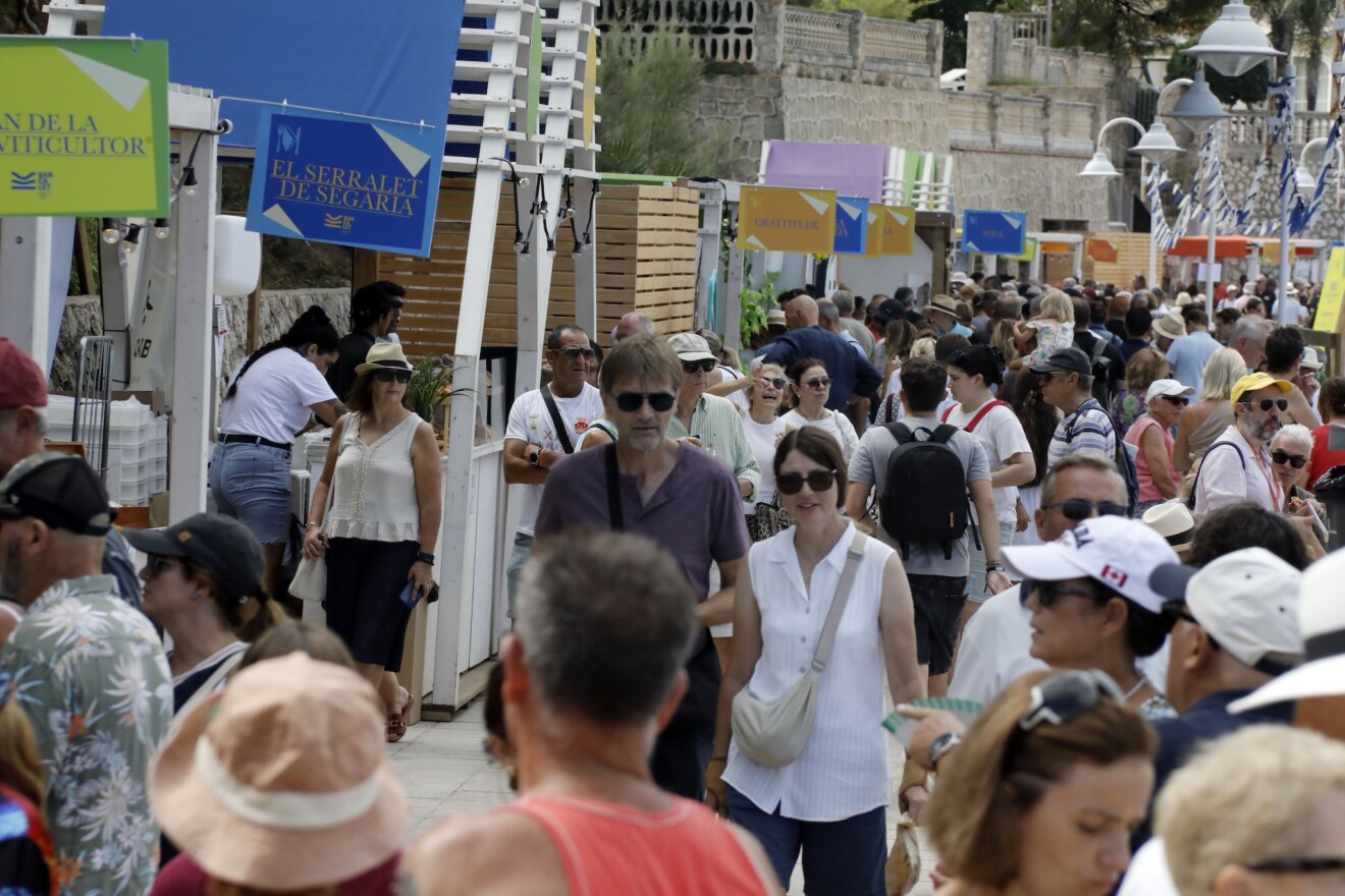 Gran afluencia de público en el paseo marítimo de Dénia durante la primera jornada del D*na Festival