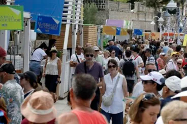 Gran afluencia de público en el paseo marítimo de Dénia durante la primera jornada del D*na Festival