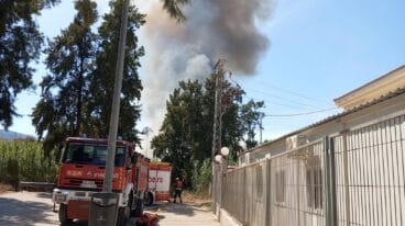 Bomberos combaten el incendio en Dénia