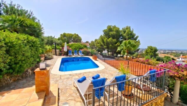 ¿Vacaciones en Dénia? Esta casa para 6 tiene vistas que sorprenden 10 jardin consolidado con zonas de sombra