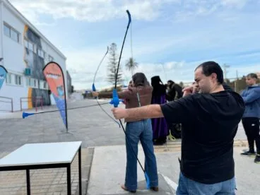 Dénia se prepara para el JOAFEST 2026: el festival de ocio alternativo que convierte el Casal Jove en epicentro de la diversión 2 Un hombre apunta con un arco y flecha de ventosa durante una actividad del JOAFEST.
