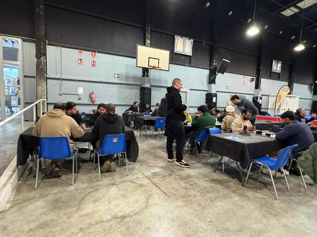 Jóvenes disfrutando de juegos de mesa durante el JOAFEST en el Casal Jove de Dénia