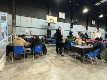 Jóvenes disfrutando de juegos de mesa durante el JOAFEST en el Casal Jove de Dénia
