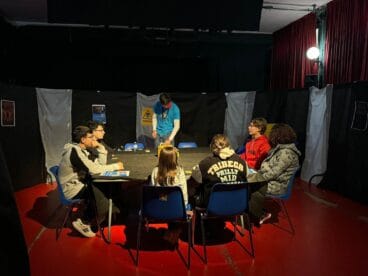Jóvenes participando en una actividad de juegos de mesa en el Casal Jove