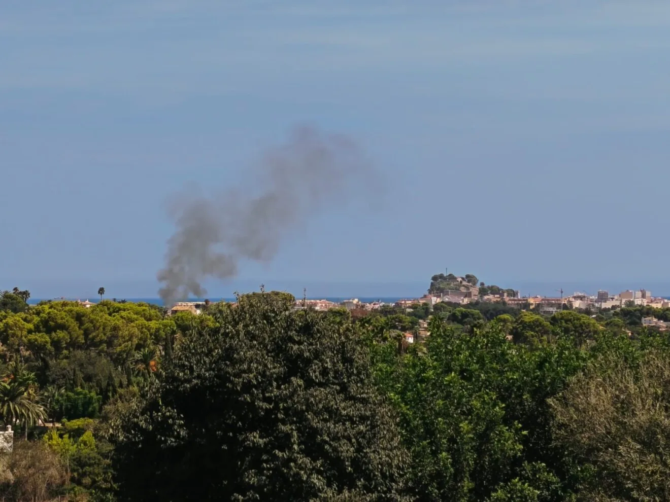 La columna de humo negro, visible desde kilómetros de distancia