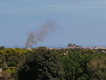 La columna de humo negro, visible desde kilómetros de distancia