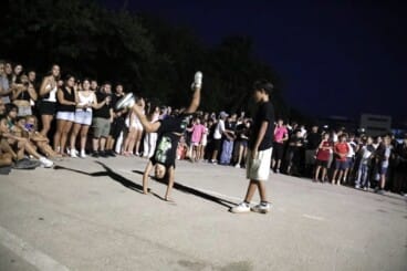 Las acrobacias y los giros en el suelo no tardaron en arrancar los aplausos del público