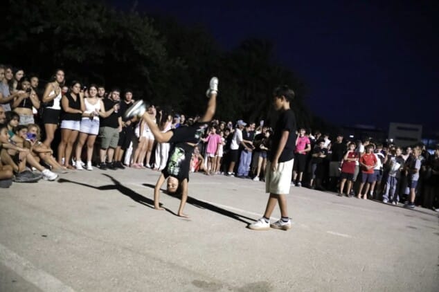 Ni botellón ni disturbios: los adolescentes de Dénia abarrotan Torrecremada para «farmear aura» entre aplausos y risas 2 Imagen: Las acrobacias y los giros en el suelo no tardaron en arrancar los aplausos del público