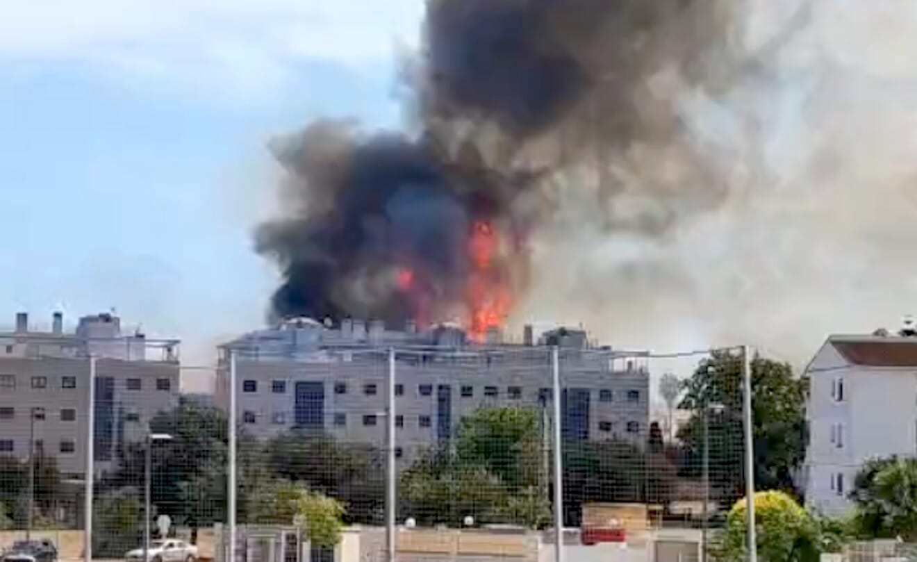 Las llamas altas tras un edificio de Dénia
