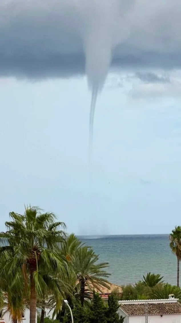 Una manga marina roza la orilla de Dénia en mitad de un temporal que seguirá el sábado 2 Imagen: Manga marina compartida en redes sociales por Marion We