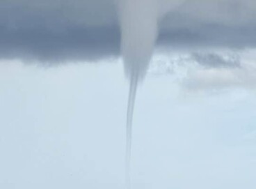 Una manga marina roza la orilla de Dénia en mitad de un temporal que seguirá el sábado 5 manga marina en denia
