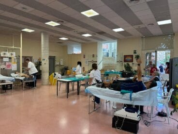 Varias personas donando sangre en camillas durante el Maratón de Donación de Sangre en Dénia.