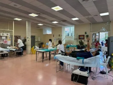 Dénia convoca su Maratón de Donación de Sangre el 23 de septiembre para reforzar las reservas vitales 2 Varias personas donando sangre en camillas durante el Maratón de Donación de Sangre en Dénia.