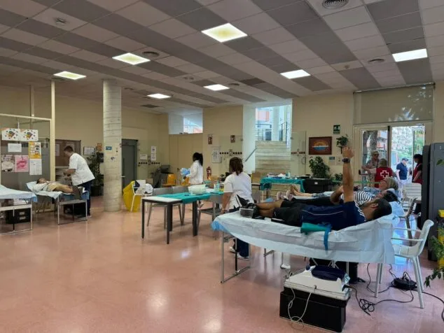 Varias personas donando sangre en camillas durante el Maratón de Donación de Sangre en Dénia.