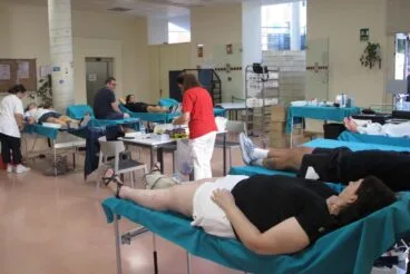 Dénia supera las previsiones en su Maratón de Donación de Sangre con 41 participantes matinales 3 Interior del Centro Social de Dénia con varias personas en camillas donando sangre y personal sanitario atendiéndolas durante la maratón.