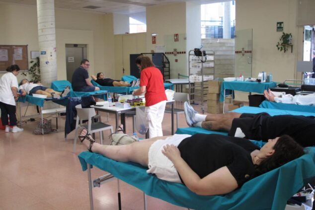 Dénia supera las previsiones en su Maratón de Donación de Sangre con 41 participantes matinales 1 Imagen: Interior del Centro Social de Dénia con varias personas en camillas donando sangre y personal sanitario atendiéndolas durante la maratón.