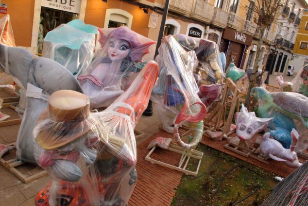 ¿Quién representa a las Fallas? La Junta Local Fallera de Dénia se suma a la protesta por la nueva Comisión 1 Imagen: Varios ninots de Fallas envueltos en plástico en una calle comercial de Dénia.