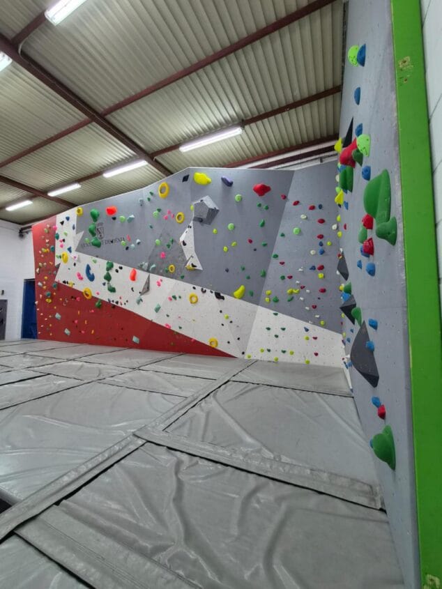 Dénia da un salto en la escalada con su nuevo y más funcional rocódromo 1 Imagen: Vista interior de las nuevas instalaciones del rocódromo de Dénia con paredes de escalada y colchonetas.