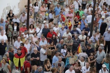 Numerosos asistentes llenan la plaza de la Constitución de Dénia durante la concentración en apoyo a Ceuta (1)