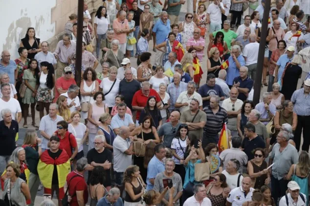La concentración en apoyo a Ceuta llena la plaza del Ayuntamiento de Dénia entre banderas e insultos a Pedro Sánchez 22 numerosos asistentes llenan la plaza de la constitucion de denia durante la concentracion en apoyo a ceuta 1