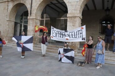 Numerosos asistentes llenan la plaza de la Constitución de Dénia durante la concentración en apoyo a Ceuta (10)