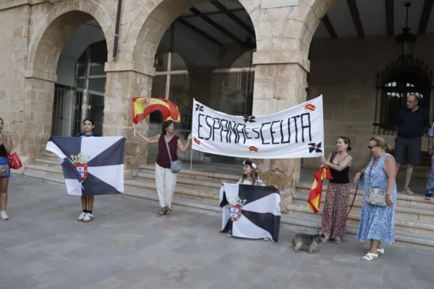 La concentración en apoyo a Ceuta llena la plaza del Ayuntamiento de Dénia entre banderas e insultos a Pedro Sánchez 2 numerosos asistentes llenan la plaza de la constitucion de denia durante la concentracion en apoyo a ceuta 10