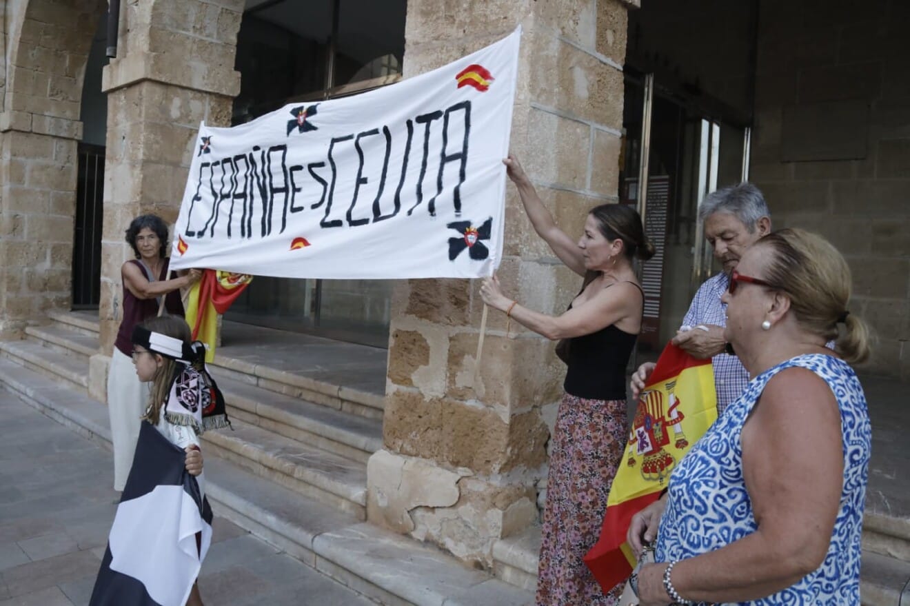 Numerosos asistentes llenan la plaza de la Constitución de Dénia durante la concentración en apoyo a Ceuta (11)