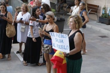 Numerosos asistentes llenan la plaza de la Constitución de Dénia durante la concentración en apoyo a Ceuta (12)