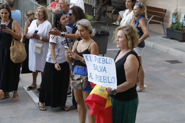 La concentración en apoyo a Ceuta llena la plaza del Ayuntamiento de Dénia entre banderas e insultos a Pedro Sánchez 4 numerosos asistentes llenan la plaza de la constitucion de denia durante la concentracion en apoyo a ceuta 12