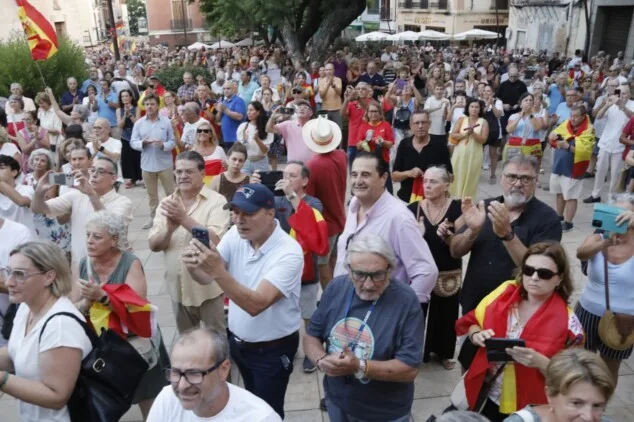 La concentración en apoyo a Ceuta llena la plaza del Ayuntamiento de Dénia entre banderas e insultos a Pedro Sánchez 5 numerosos asistentes llenan la plaza de la constitucion de denia durante la concentracion en apoyo a ceuta 13