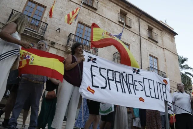 La concentración en apoyo a Ceuta llena la plaza del Ayuntamiento de Dénia entre banderas e insultos a Pedro Sánchez 6 numerosos asistentes llenan la plaza de la constitucion de denia durante la concentracion en apoyo a ceuta 14