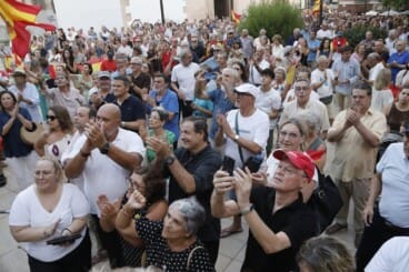 Numerosos asistentes llenan la plaza de la Constitución de Dénia durante la concentración en apoyo a Ceuta (15)