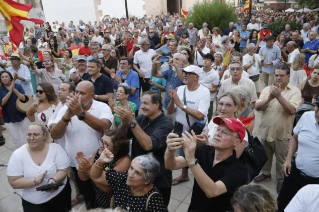 La concentración en apoyo a Ceuta llena la plaza del Ayuntamiento de Dénia entre banderas e insultos a Pedro Sánchez 7 numerosos asistentes llenan la plaza de la constitucion de denia durante la concentracion en apoyo a ceuta 15