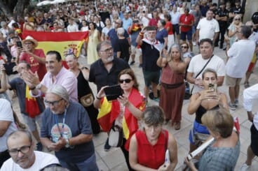 Numerosos asistentes llenan la plaza de la Constitución de Dénia durante la concentración en apoyo a Ceuta (16)