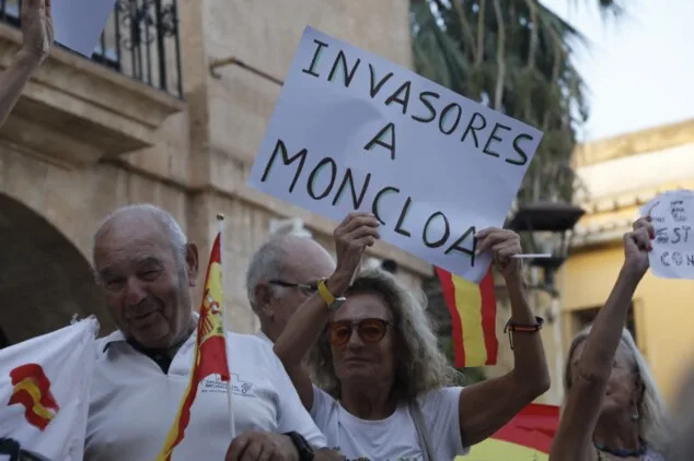 La concentración en apoyo a Ceuta llena la plaza del Ayuntamiento de Dénia entre banderas e insultos a Pedro Sánchez 9 numerosos asistentes llenan la plaza de la constitucion de denia durante la concentracion en apoyo a ceuta 17
