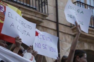 Numerosos asistentes llenan la plaza de la Constitución de Dénia durante la concentración en apoyo a Ceuta (18)