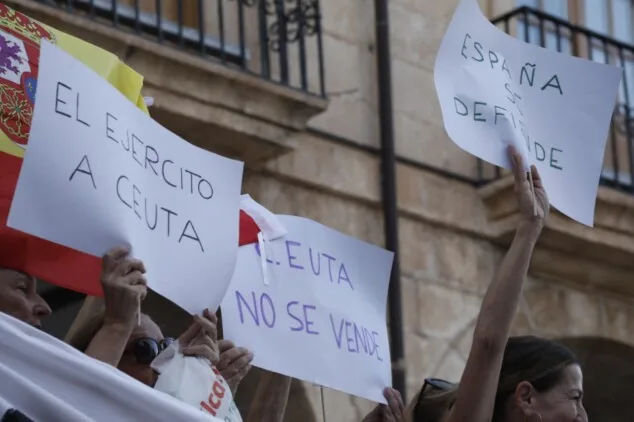 La concentración en apoyo a Ceuta llena la plaza del Ayuntamiento de Dénia entre banderas e insultos a Pedro Sánchez 10 numerosos asistentes llenan la plaza de la constitucion de denia durante la concentracion en apoyo a ceuta 18