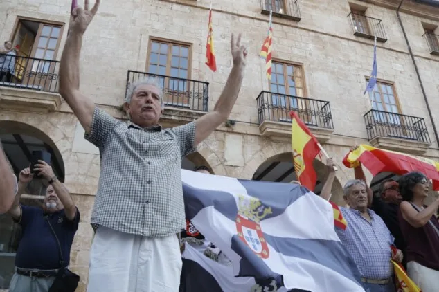 La concentración en apoyo a Ceuta llena la plaza del Ayuntamiento de Dénia entre banderas e insultos a Pedro Sánchez 11 numerosos asistentes llenan la plaza de la constitucion de denia durante la concentracion en apoyo a ceuta 19