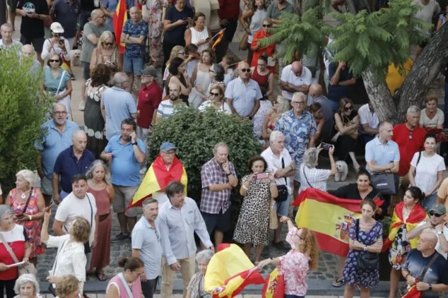 La concentración en apoyo a Ceuta llena la plaza del Ayuntamiento de Dénia entre banderas e insultos a Pedro Sánchez 23 numerosos asistentes llenan la plaza de la constitucion de denia durante la concentracion en apoyo a ceuta 2