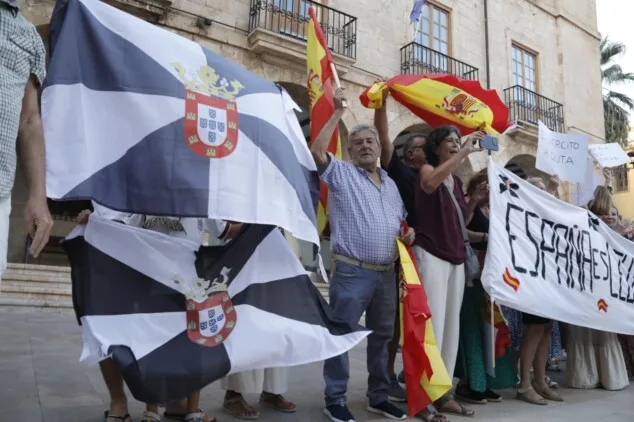 La concentración en apoyo a Ceuta llena la plaza del Ayuntamiento de Dénia entre banderas e insultos a Pedro Sánchez 12 numerosos asistentes llenan la plaza de la constitucion de denia durante la concentracion en apoyo a ceuta 20