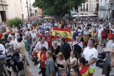 La concentración en apoyo a Ceuta llena la plaza del Ayuntamiento de Dénia entre banderas e insultos a Pedro Sánchez 2 numerosos asistentes llenan la plaza de la constitucion de denia durante la concentracion en apoyo a ceuta 21