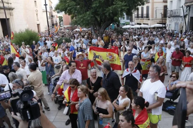 La concentración en apoyo a Ceuta llena la plaza del Ayuntamiento de Dénia entre banderas e insultos a Pedro Sánchez 13 numerosos asistentes llenan la plaza de la constitucion de denia durante la concentracion en apoyo a ceuta 21