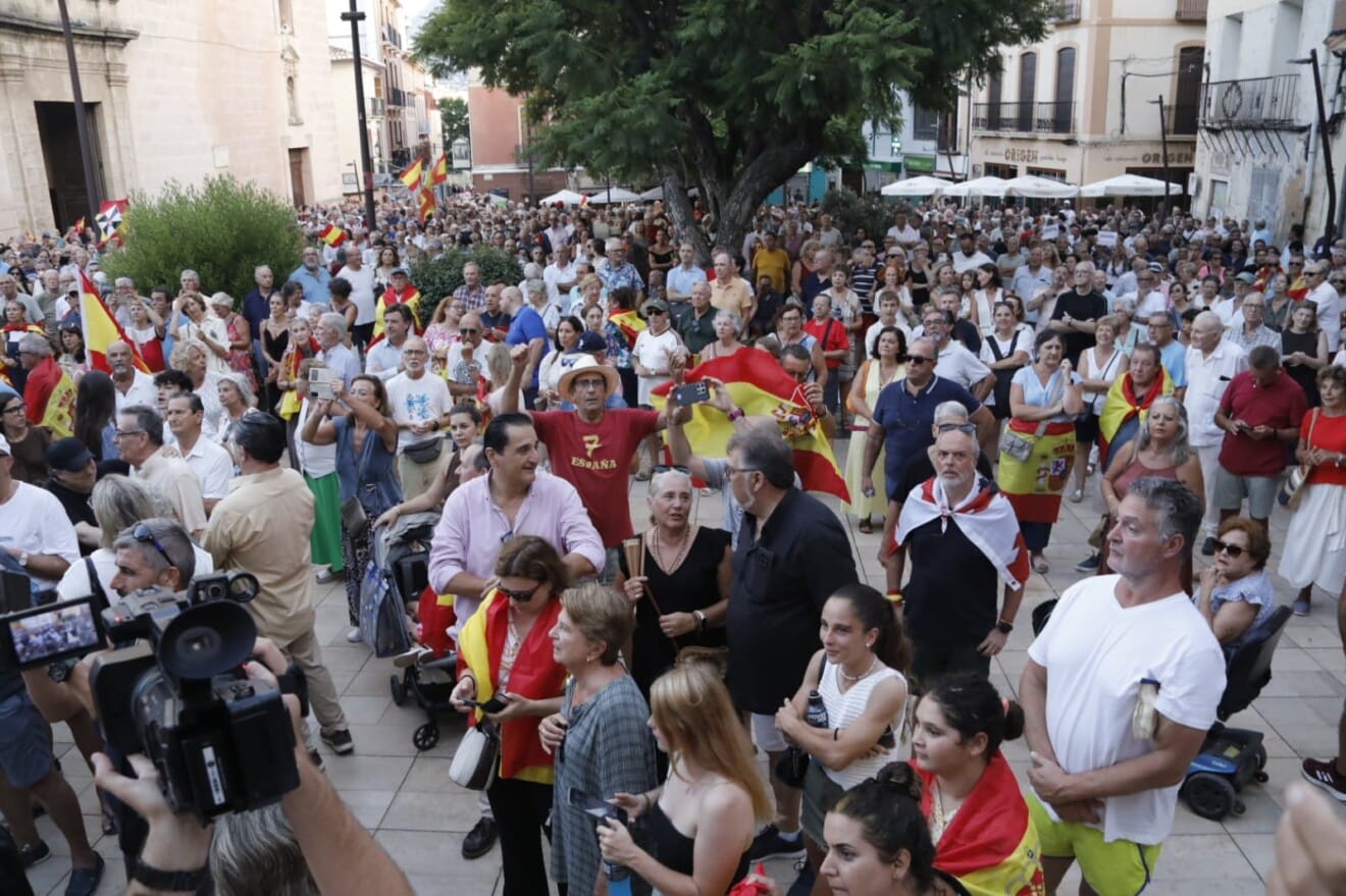 Numerosos asistentes llenan la plaza de la Constitución de Dénia durante la concentración en apoyo a Ceuta (22)