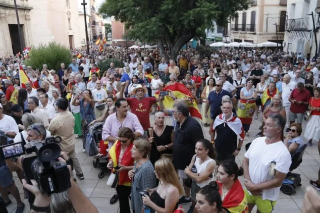 La concentración en apoyo a Ceuta llena la plaza del Ayuntamiento de Dénia entre banderas e insultos a Pedro Sánchez 14 numerosos asistentes llenan la plaza de la constitucion de denia durante la concentracion en apoyo a ceuta 22