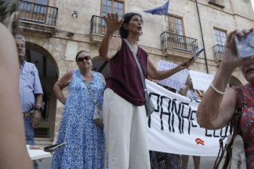 Numerosos asistentes llenan la plaza de la Constitución de Dénia durante la concentración en apoyo a Ceuta (23)