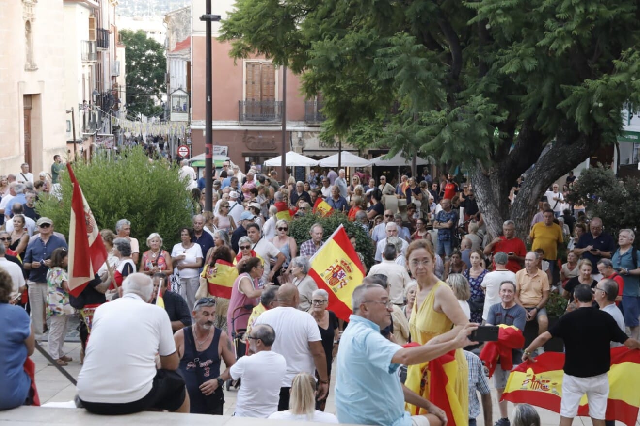 Numerosos asistentes llenan la plaza de la Constitución de Dénia durante la concentración en apoyo a Ceuta (24)